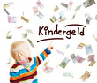 Kind mit Geldscheinen zeigt auf Kindergeld