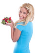 Photo: Junge blonde Frau mit Erdbeeren in der Hand - isoliert Junge blonde Frau mit Erdbeeren in der Hand - isoliert