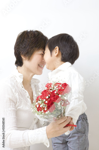 Photo: 母の日の幸せそうな親子 母の日の幸せそうな親子