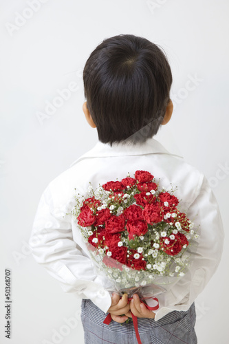 Photo: 花束を持つ後姿の子供 花束を持つ後姿の子供