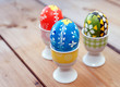 Bunte Ostereier im Eierbecher