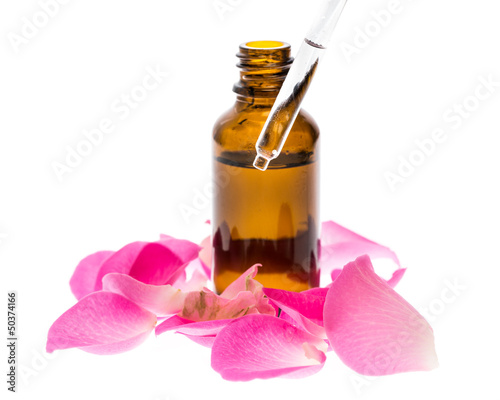 Photo: Fläschchen Rosenöl mit Rosenblättern und Pipette Fläschchen Rosenöl mit Rosenblättern und Pipette