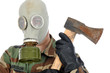 Soldat mit Gasmaske hält Messer