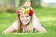 Foto: young girl with floral wreath outdoor smiling young girl with floral wreath outdoor smiling
