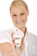 Junge Frau mit LED-Leuchtmittel