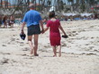 los abuelos jubilados de vacaciones en la playa