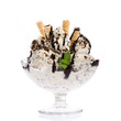 Eisbecher mit Stracciatella, Schokolade und Minze