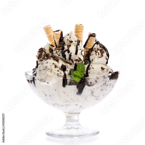 Photo: Eisbecher mit Stracciatella, Schokolade und Minze Eisbecher mit Stracciatella, Schokolade und Minze