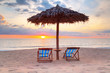 Foto: Parasol on the beach at sunset in Thailand Parasol on the beach at sunset in Thailand