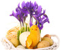 Osterkorb mit Küken und Krokussen