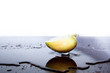 Apfel Hälfte in Wasserpfütze mit Wasserspritzern