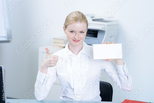 Photo: erfolgreiche businessfrau mit hinweisschild erfolgreiche businessfrau mit hinweisschild