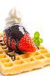 Erdbeere mit Schokoladensoße, Waffel, Sahne und Minze