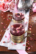 zwei gläser rosenblütentee