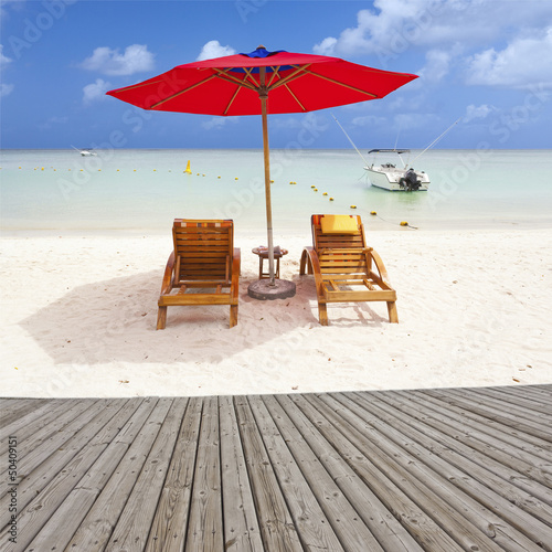 Photo: terrasse de promenade sur plage de sable blanc terrasse de promenade sur plage de sable blanc