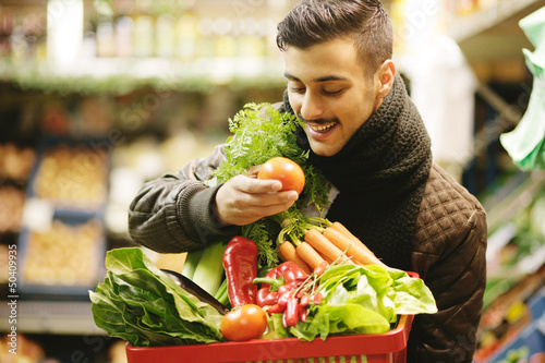 Photo: Junge im Supermarkt Junge im Supermarkt
