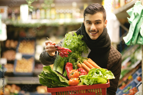 Photo: Junge im Supermarkt Junge im Supermarkt