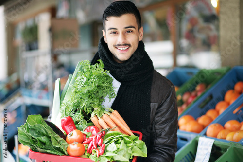 Photo: Junge im Supermarkt Junge im Supermarkt