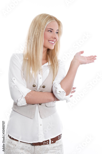 Photo: Junge blonde Frau deutet auf etwas hin Junge blonde Frau deutet auf etwas hin