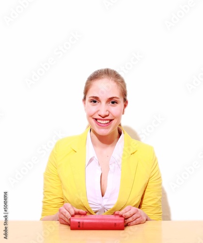 Photo: junge Frau mit Gesetzbuch junge Frau mit Gesetzbuch