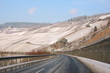 winterliche Weinberge und Straße