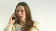 Video: mujer joven hablando por telefono mujer joven hablando por telefono