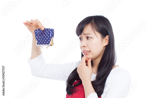 Photo: 財布を振る女性 財布を振る女性