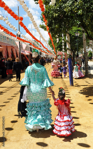 Photo: Madre e hija con trajes de gitana en la Feria Madre e hija con trajes de gitana en la Feria