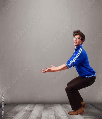 Photo: Young man presenting an empty copy space Young man presenting an empty copy space