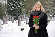 Junge Frau trauert auf Friedhof
