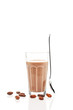 schokoladen milch mit stehendem löffel und schokoladenbohnen