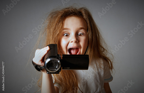 Photo: Kind mit der Videokamera Kind mit der Videokamera