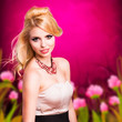 attraktive blonde Frau vor farbenfrohen Hintergrund