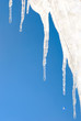 Eiszapfen und blauer Himmel