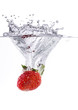 fragola splash in acqua