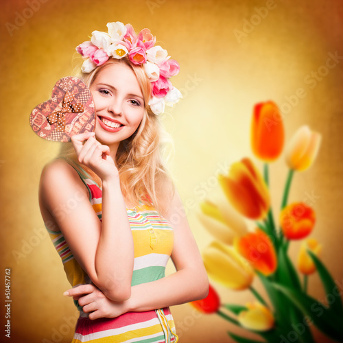 Photo: attraktive blonde Frau mit Geschenkbox attraktive blonde Frau mit Geschenkbox