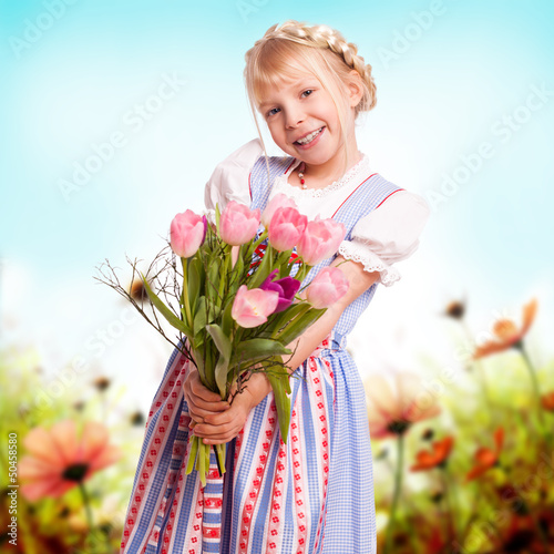 Photo: kleines Mädchen im Dirndl und mit Blumenstrauss kleines Mädchen im Dirndl und mit Blumenstrauss