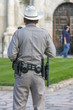Foto: Polizist vor dem Fort Alamo in San Antonio Texas Polizist vor dem Fort Alamo in San Antonio Texas