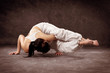 Frau in einer Yogapose