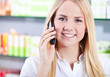 Verkäuferin im Einzelhandel führt Telefonat