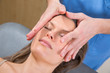 Foto: facial massage relaxing theraphy on woman face facial massage relaxing theraphy on woman face