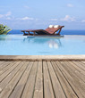 piscine à débordement, margelle bois exotique