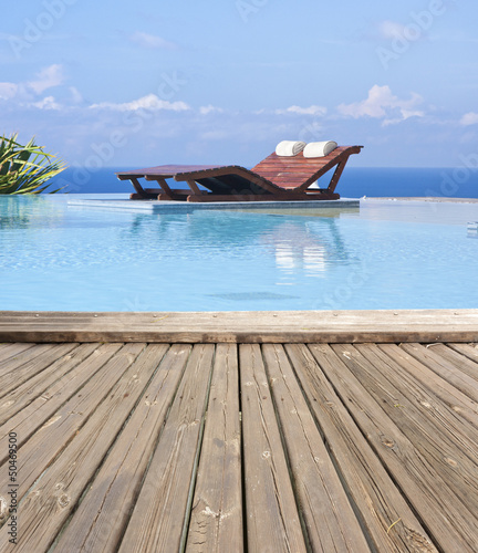 Photo: piscine à débordement, margelle bois exotique piscine à débordement, margelle bois exotique