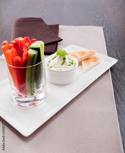 Photo: Frisches Gemüse im Glas mit Dipp aus frischkäse und toastbrot Frisches Gemüse im Glas mit Dipp aus frischkäse und toastbrot