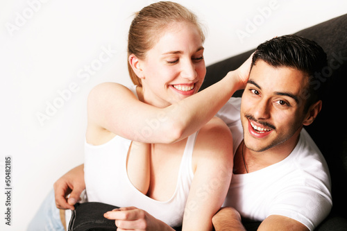 Photo: junges Paar auf dem Sofa junges Paar auf dem Sofa
