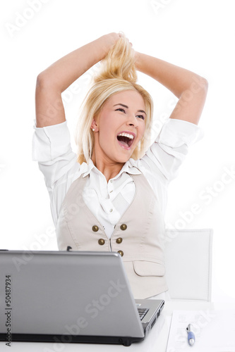 Photo: Glückliche junge blonde Frau im Büro Glückliche junge blonde Frau im Büro