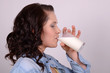 junge frau beim milchtrinken