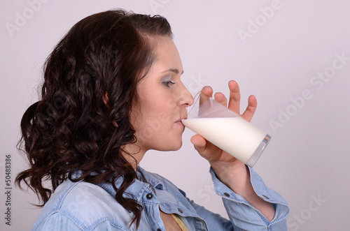 Photo: junge frau beim milchtrinken junge frau beim milchtrinken