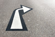 Foto: White arrow on asphalt White arrow on asphalt