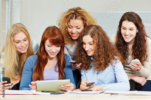 Photo: Frauen mit Tablet Computer und Smartphones Frauen mit Tablet Computer und Smartphones